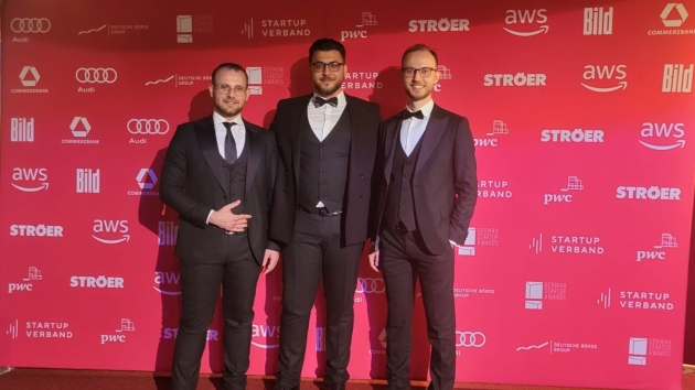 "Wir glauben daran, dass Integration auch wirtschaftliches Potenzial hat" - Al Khal (l.) hat NewStarters 2023 gegründet und führt die Plattform mit Diar (Mitte) und Joudi (r.) Khal - Quelle: NewStarters